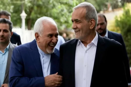 ظریف زیر فشارِ سنگین «تندروها» و «مجاهدان شنبه» /هتاکی روزهای اخیر به «معتمد پزشکیان» بخاطر چیست؟