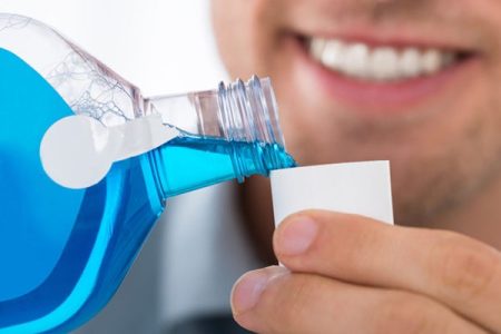 استفاده از دهانشویه قبل از مسواک زدن یا بعد از آن؟