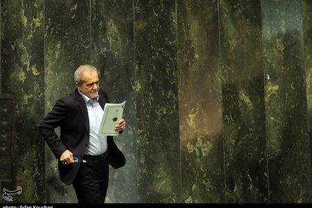 تصاویری از واکنش نمایندگان به حضور ناگهانی پزشکیان در صحن مجلس