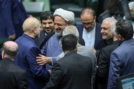 کل کل حمید رسایی با قالیباف در صحن مجلس /چیز دیگری می‌گویم، ببینم شما برای آن جواب داری /نگذاشتیم افراد لابی گر روی سر مخالفان بریزند؟
