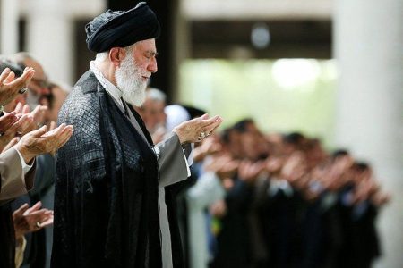عکسی از اقامه نماز رهبر انقلاب بر پیکر شهید اسماعیل هنیه /پزشکیان هم بود