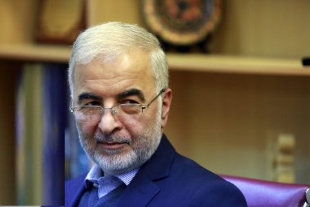 دفاع روزنامه اصلاح طلب از اسکندر مومنی : او چهره ای محافظه کار و دارای سابقه ای درخشان در پستهای مختلف است