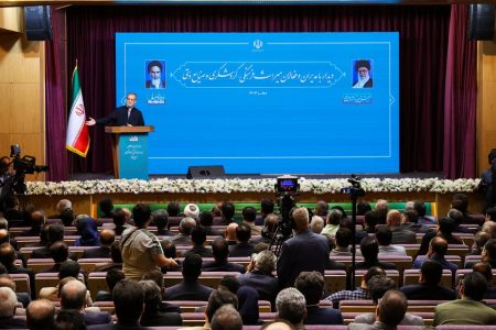 نگرانی پزشکیان از سونامی مهاجرت نخبگان از ایران /ما را به جان هم انداخته‌اند و منابع ما را غارت می‌کنند /ما آمده‌ایم که مشکل شما را حل کنیم