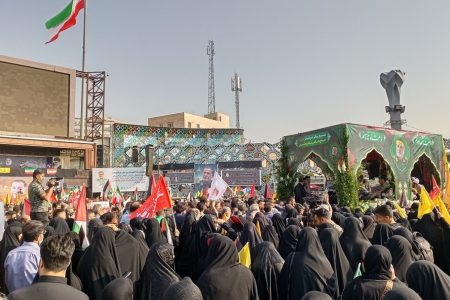 فرزند سردار نیلفروشان در مراسم تشییع پیکر پدرش