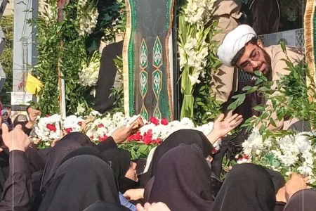 عکسی از اقامه نماز علم الهدی بر پیکر شهید سردار نیلفروشان