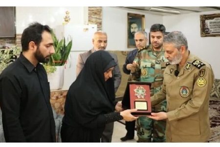 اعطای یک نشان خاص توسط فرمانده کل ارتش به خانواده شهیدان پدافند هوایی