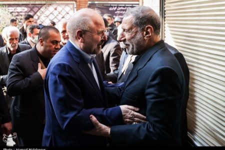 عکسی از حضور قالیباف در یک مراسم ختم/ سرلشکر سلامی هم آمد