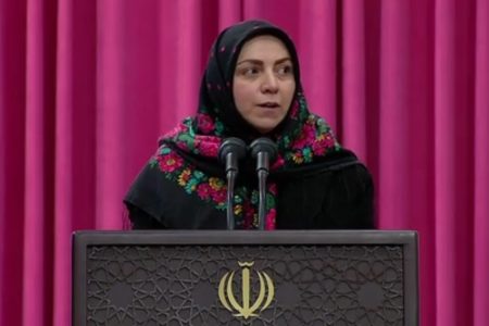 نویسنده زن به رهبر انقلاب: همه از شما انگشتر می خواهند، من یک نصیحت هدیه می خواهم