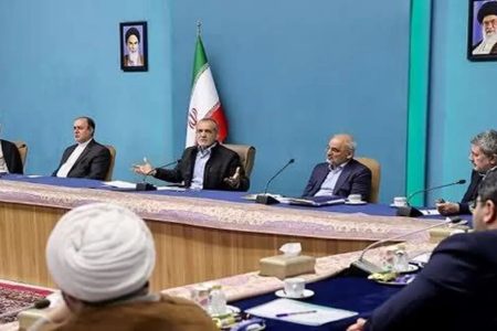 پزشکیان: دولت متعهد است در مسیر صداقت و عمل به وعده‌ها گام بردارد/ نماینده رهبری: حضور مردم در مراسم انقلابی، نشان‌دهنده انسجام و اقتدار ملی است