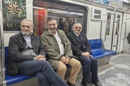 عباس عبدی: اطرافیان رئیس جمهور از مترو سوار شدن او در روز 22 بهمن چه بازتابی را به پزشکیان منتقل کردند؟