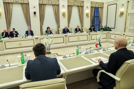قالیباف: سیاست قطعی ایران توسعه همکاری با همسایگان است/ رئیس مجلس آذربایجان: ورود بازیگران فرامنطقه‌ای به منطقه باعث تنش می شود