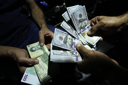 دلار بخریم یا بفروشیم؟/ بهترین سناریوی قیمت دلار در صورت آزادسازی منابع ارزی