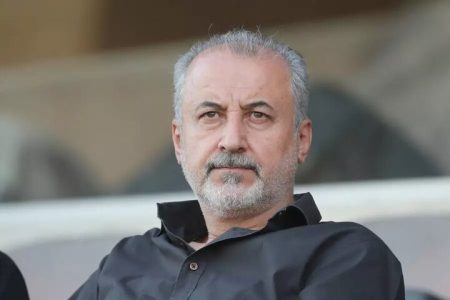 قرار در کافی‌شاپ برای نشستن روی صندلی درویش در پرسپولیس