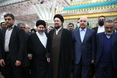 تصویری از حضور نمایندگان مجلس در حرم امام خمینی(ره)/ تجدید میثاق مجلسی‌ها با آرمان‌های انقلاب و امام(ره)