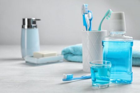 اثرات دهان‌شویه‌های گیاهی بیشتر است یا شیمیایی؟