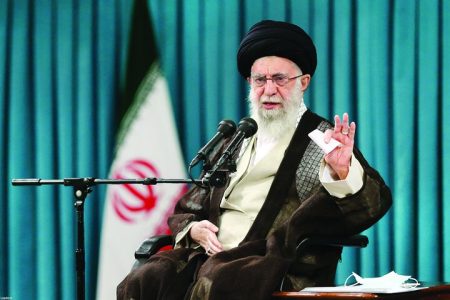 تصاویری از ورود رهبر انقلاب به حسینیه امام خمینی/ آغاز دیدار معلمان و فرهنگیان با مقام معظم رهبری