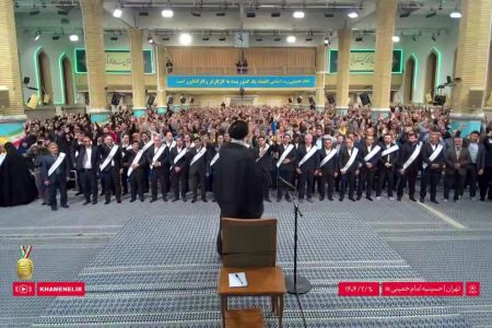 تصاویری از ورود رهبر انقلاب به حسینیه امام خمینی(ره) برای دیدار با جمعی از کارگران