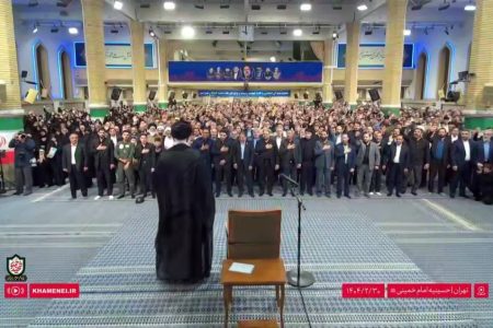 تصاویری از چهره‌های حاضر در مراسم بزرگداشت شهدای خدمت در حضور رهبر انقلاب/ از پسران و دختر شهید نصرالله تا علم الهدی، عارف و عراقچی در حسینیه بودند