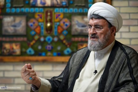 امام خمینی از دهه ۲۰ دنبال انقلاب بود/ امام با مبارزه مسلحانه مخالف بود/ متحجرین، مثنوی مولوی را با انبر برمی‌داشتند تا دستشان نجس نشود