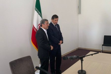 عکسی از هدیه محمود احمدی نژاد به رئیس دانشگاه مجارستان