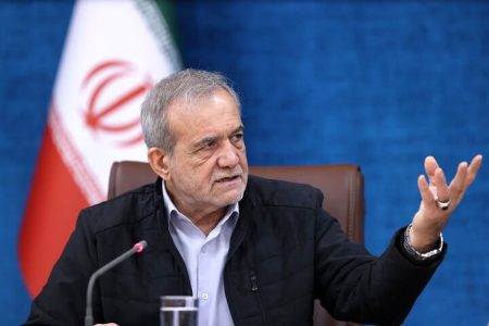 پزشکیان: ظرفیت مرزی ایران را نمی‌شود تحریم کرد، با دلار معامله نکنند، می‌شود کالا به کالا معامله کرد/ با نگاه عدالت محور به استان ایلام آمده‌ایم