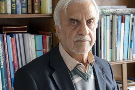 نه راه‌اندازی قطار تهران قم اصفهان توجیه دارد، نه تخصیص ارز به چای دبش، نه قارقارک خواندن بمب افکن امریکایی/ چیزی که وجود ندارد عقل سلیم است