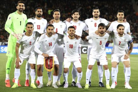 تصویری از حضور آهنگساز معروف ایرانی در کمپ تیم ملی فوتبال