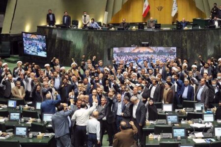 شعار «مرگ بر اسرائیل» در صحن مجلس/ تذکر شفاهی نقدعلی: کودکان غزه با گرسنگی در حال مرگ هستند