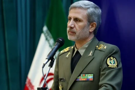 فرمانده کل ارتش: نباید دشمن را دست‌کم گرفت و تهدید آن را تمام‌شده تلقی کرد / قدرت موشکی و پهپادی ایران، پابرجا و آماده عملیات است