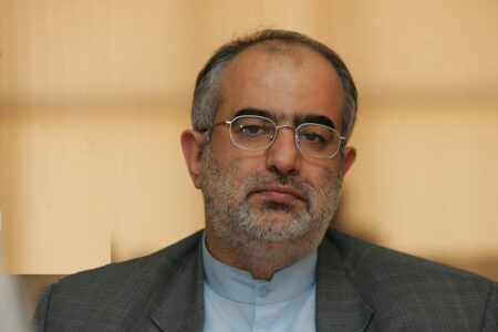 درس‌های مکانیسم ماشه از نگاه حسام الدین آشنا/ آمریکا کدخدای اروپاییان است/ وقتی با گرگ‌ها مذاکره می‌کنید؛ از روباه‌ها غافل نشوید