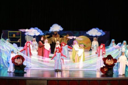 حضور ۵۰ دختر هنرمند در اجرای نمایش «دنیا و یه روز عجیب»