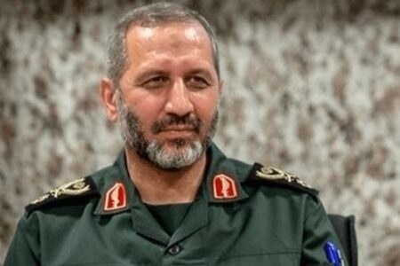 فرمانده نیروی هوا و فضای سپاه در میان مردم در مراسم تشییع شهدای گمنام + عکس