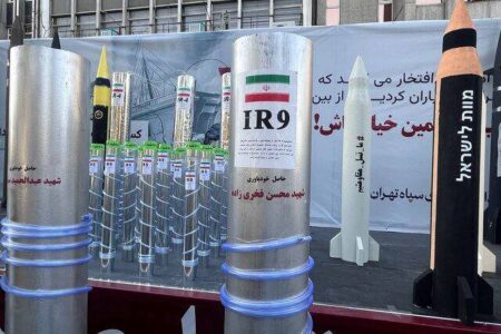 نمایش موشک و سانتریفیوژهای ایرانی در حاشیه راهپیمایی ۱۳ آبان/ عکس