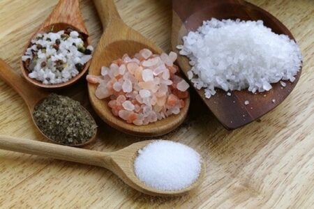تبلیغ نمک‌های رنگی با ادعاهای درمانی غیرعلمی
