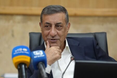 طعنه روزنامه اصولگرا به قائم پناه: می گویید پزشک نباید راننده اسنپ بشود؟ پس چرا می تواند معاون اجرایی رئیس جمهور بشود؟