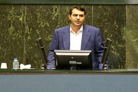 یک نماینده مجلس: سه نرخی شدن بنزین زمینه‌ساز قاچاق و فساد است/ دولت در بودجه ۱۴۰۵ نرخ ارز را واقعی ببیند/ از نرخ واقعی بازار فرار کند