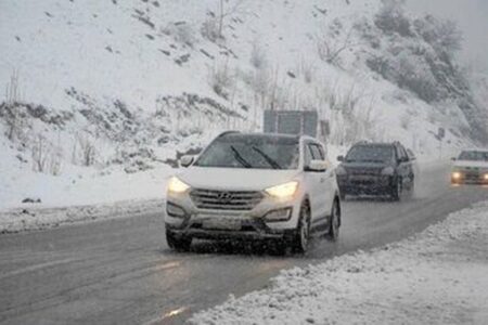 ترافیک سنگین در محورهای شمالی/ بارش سنگین برف در این جاده