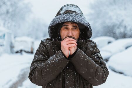 آیا واقعاً سرمای هوا باعث سرماخوردگی می‌شود؟