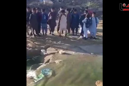 تصاویری تلخ از عبور دانش آموزان چابهار از آب فاضلاب برای رسیدن به مدرسه