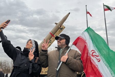 سلفی با موشک در راهپیمایی ۲۲ بهمن/ تصاویر
