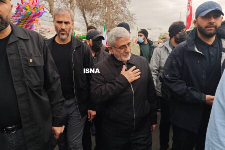 فرمانده سپاه و نیروی قدس سپاه در راهپیمایی 22 بهمن/ قاآنی و پاکپور بدون لباس نظامی در میان مردم/ تصاویر