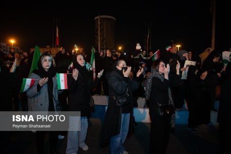 سوگ شبانه اصفهانی‌ها برای رهبری شهید؛ از سلام نظامی به تصویر آیت‌الله خامنه‌ای تا چشم‌های گریان کودکان و جوانان + تصاویر