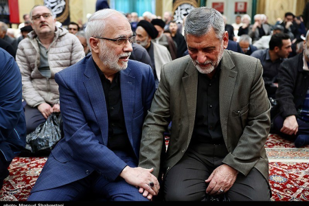 تصویری از حسین محمدی، عضو دفتر رهبری در مراسم چهلم سردار شیرازی +عکس