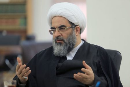آیت الله فاضل لنکرانی: وقتی اسلام در خطر است ما نباید به آن آقایی که اسلحه به دوش گرفته و به میدان آمده بگوییم نماز می‌خوانی یا نه؟ چه رسد به حجاب