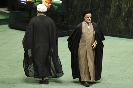 محمود نبویان؛ نماینده‌ای برای مخالفت در همه فصول/ معمای حضور «نبویان» در سفر پاکستان/ باج‌دهی دیپلماتیک به تندروها چگونه نتیجه عکس داد؟
