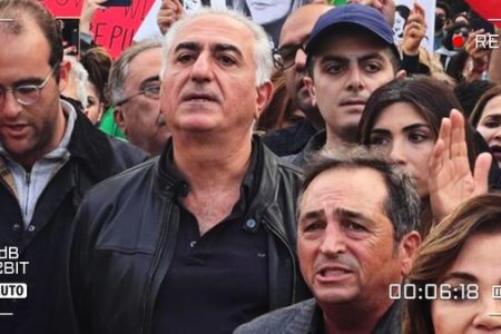 بدبخت تر از سلطنت طلبهای وطن فروش هم داریم؟/ انها زیر پرچم اسرائیل شعار می هند و پرچم امریکا را می بوسند
