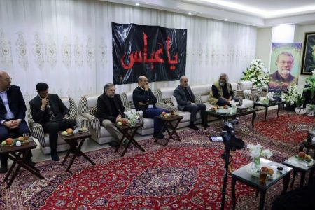تصاویر دیدار رییس صداوسیما با خانواده علی لاریجانی؛ از عکس پدر شهیدلاریجانی بر دیوار تا حضور وحید جلیلی!