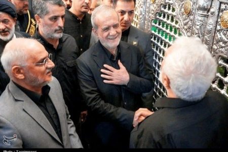 تصاویری از زیارت پزشکیان از حرم حضرت معصومه(س)/ خوش و بش رئیس جمهور با جمعی از زائران