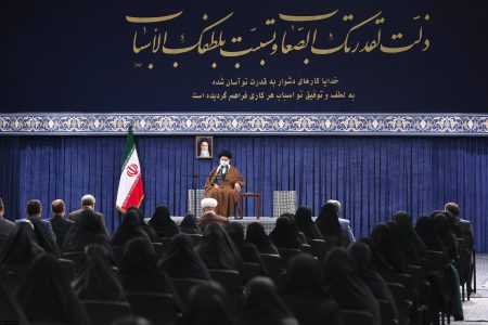 توجه رهبر شهید انقلاب به جامعه پرستاری: تعرفه‌گذاری خدمات پرستاری یک مطالبه واقعی است؛ جامعه پرستاری را تقویت نکنیم در بزنگاه‌ها ضربه خواهیم خورد