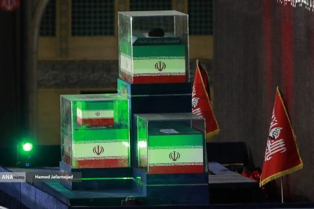 ورود پیکرهای مطهر شهدای خانواده رهبر شهید انقلاب به حرم سیدالشهداء/ تصاویر